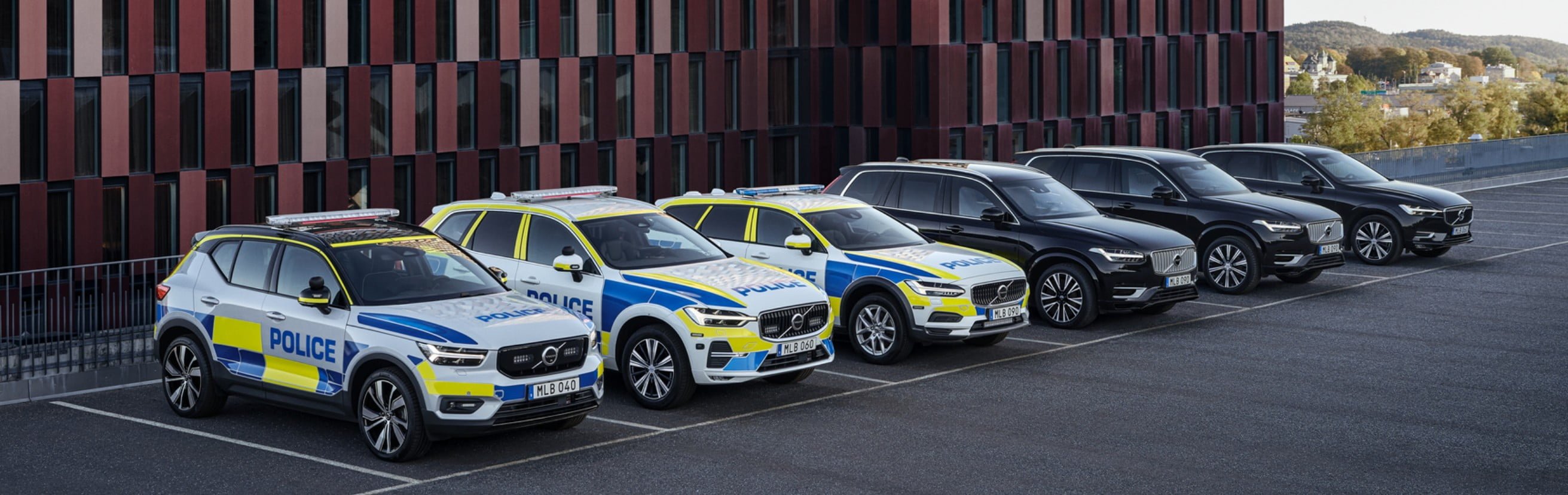 Volvo Einsatzfahrzeug steht an einem Fluss - Heckschuss