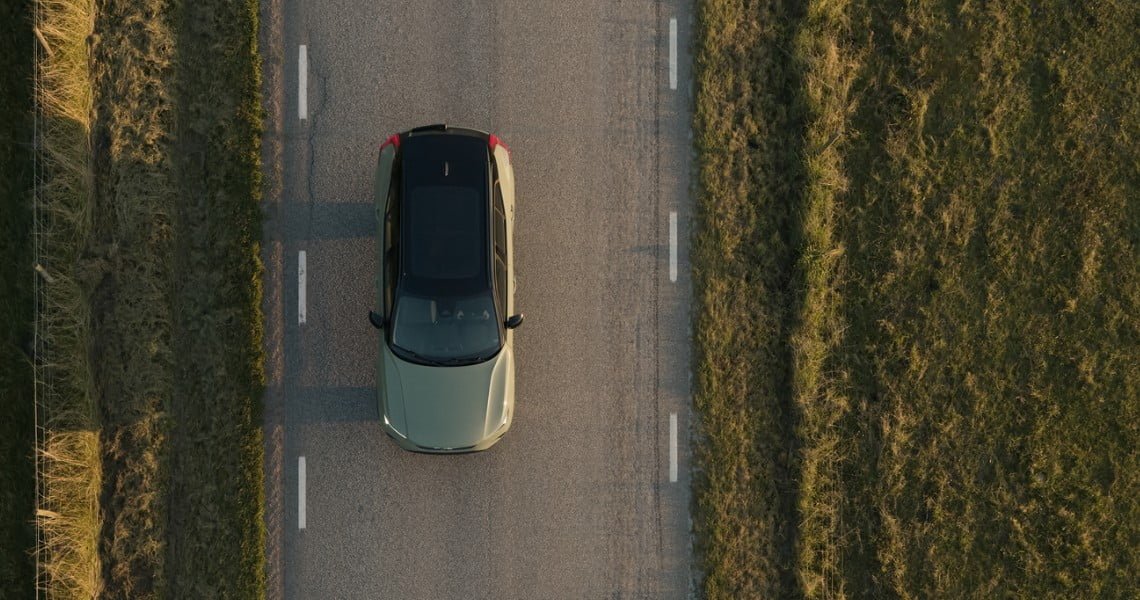 Volvo V60 CROSS COUNTRY in Osmium Grey metallic steht auf einer Anhöhe auf einem Berg - Heckschuss